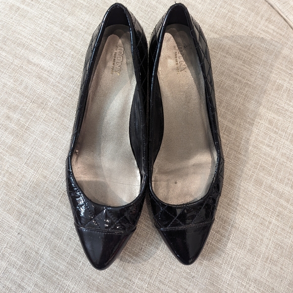 Me Too NY Emerson Quilted Patent Leather Kitten Heel - Picture 3 of 10